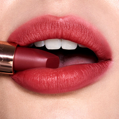 CHARLOTTE TILBURY MATTE REVOLUTION PILLOW MATTE LIPSTICK  - WALK OF NO SHAME